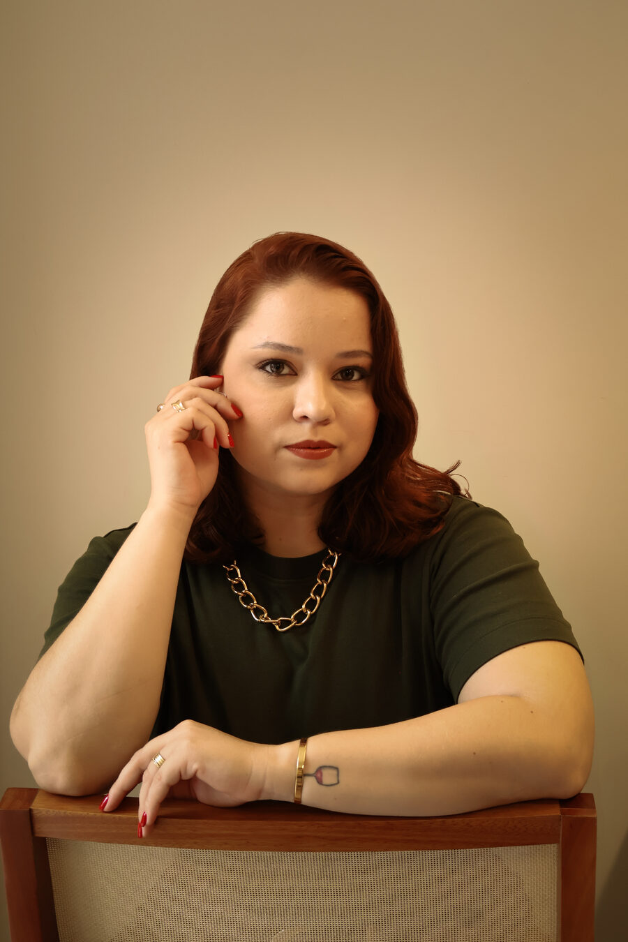 Dayana Regonini em retrato de estúdio, com camiseta verde